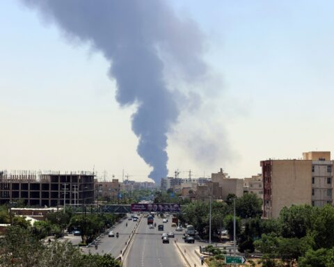 Columna de humo se eleva desde una refinería en el sur de Teherán, tras los ataques israelíes contra instalaciones nucleares y energéticas en Irán, junio de 2025.