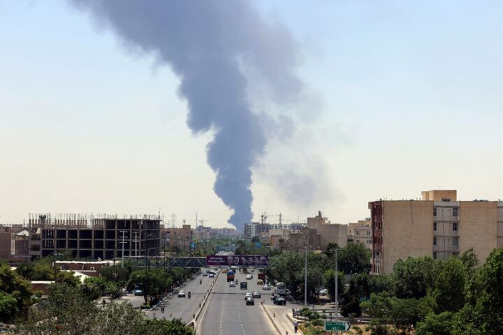 Columna de humo se eleva desde una refinería en el sur de Teherán, tras los ataques israelíes contra instalaciones nucleares y energéticas en Irán, junio de 2025.