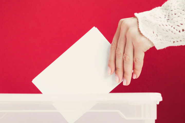 Mujer colocando una maqueta de tarjeta en una caja para su elección