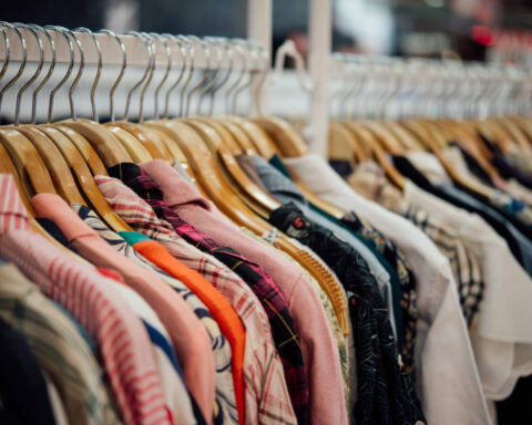 Tienda de ropa,tienda de ropa en percha en la tienda boutique moderna