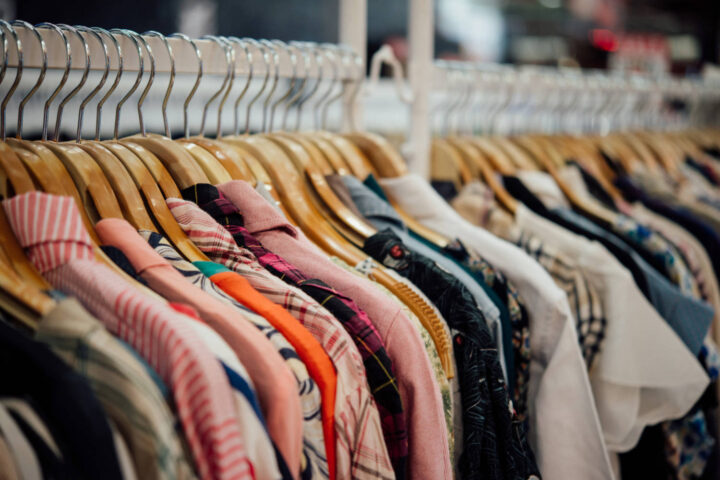 Tienda de ropa,tienda de ropa en percha en la tienda boutique moderna