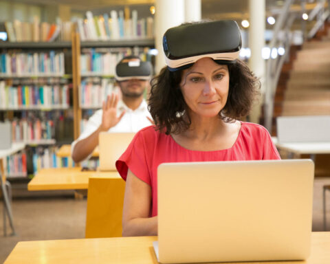 Vista frontal de la mujer caucásica alegre ajuste vr auriculares