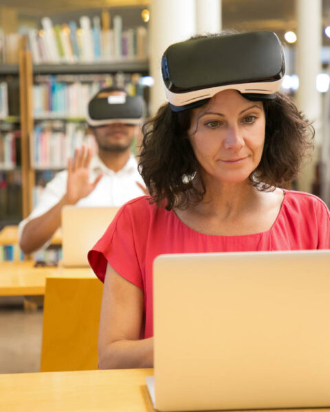 Vista frontal de la mujer caucásica alegre ajuste vr auriculares
