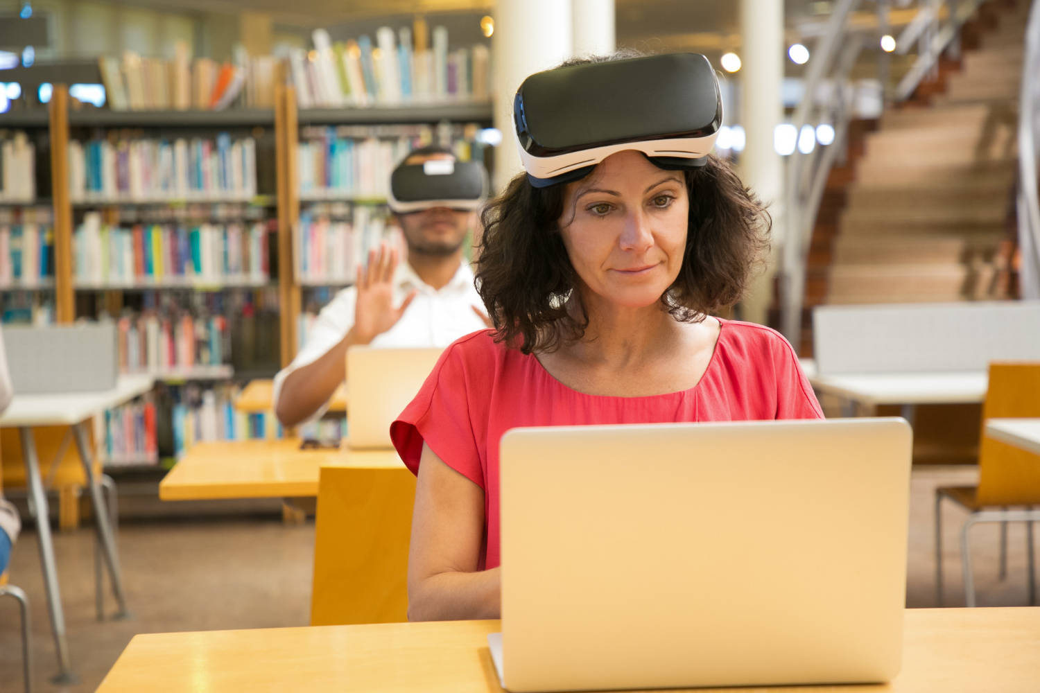 Vista frontal de la mujer caucásica alegre ajuste vr auriculares