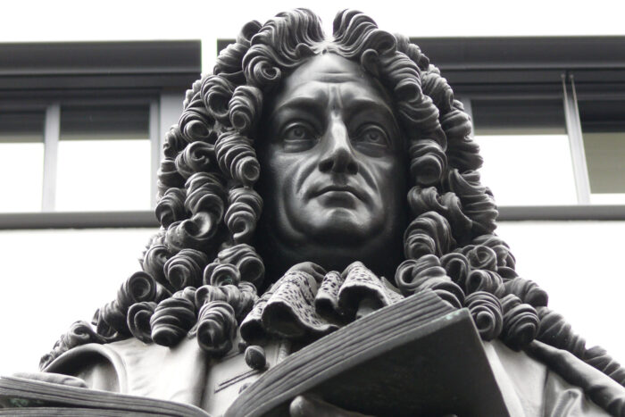 La estatua de Gottfried Wilhelm Leibniz de Ernst Hähnel (1883) en Leipzig, Alemania.