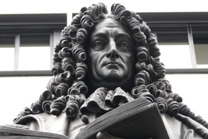 La estatua de Gottfried Wilhelm Leibniz de Ernst Hähnel (1883) en Leipzig, Alemania.