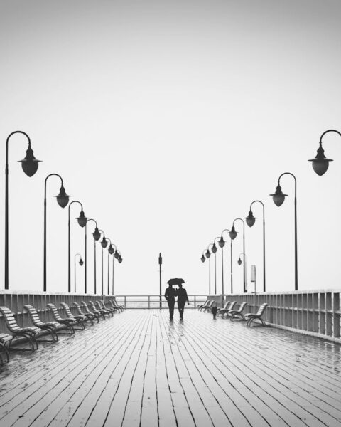 Dos personas caminando por el muelle