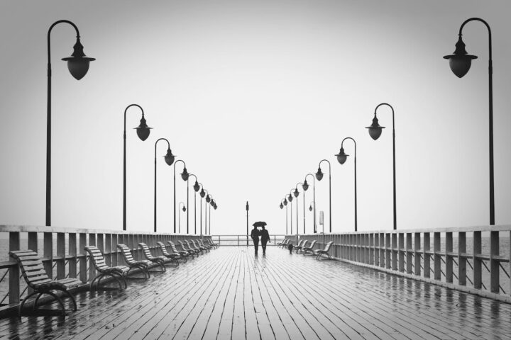 Dos personas caminando por el muelle