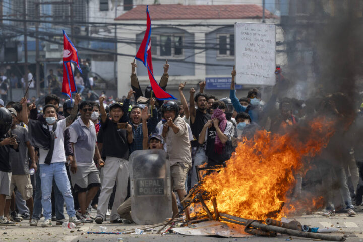 Manifestantes se enfrentan a la policía frente al edificio del Parlamento en Katmandú, Nepal, el 8 de septiembre de 2025. EPA/NARENDRA SHRESTHA