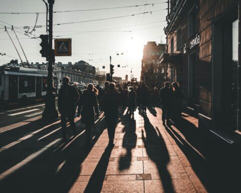 Sombras de jóvenes caminando por la calle, simbolizando la desafección democrática y la influencia de la ultraderecha en la juventud europea