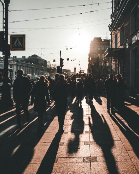 Sombras de jóvenes caminando por la calle, simbolizando la desafección democrática y la influencia de la ultraderecha en la juventud europea