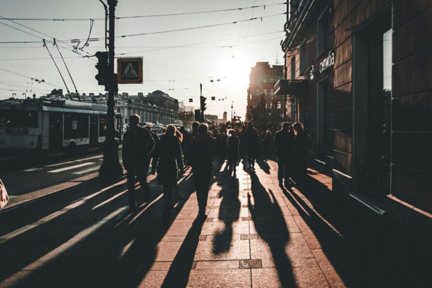 Sombras de jóvenes caminando por la calle, simbolizando la desafección democrática y la influencia de la ultraderecha en la juventud europea