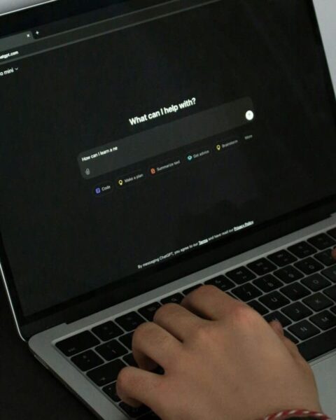 IA generativa en la educación con un chatbot en pantalla