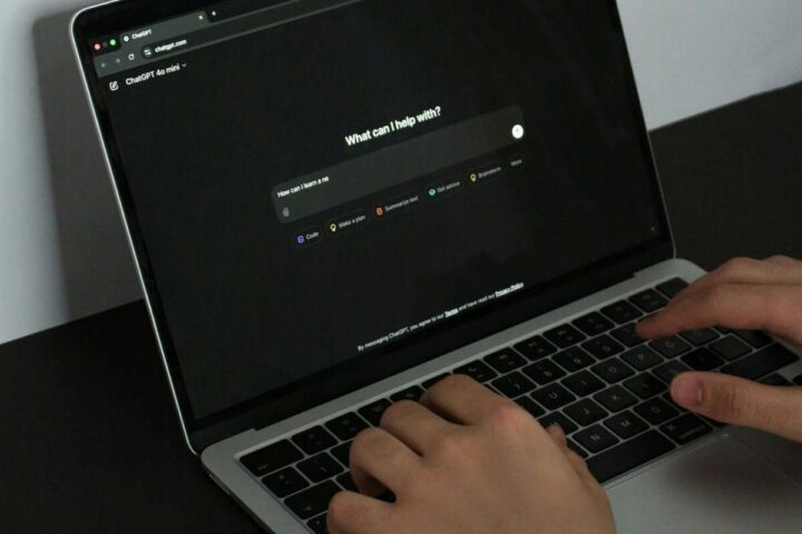 IA generativa en la educación con un chatbot en pantalla