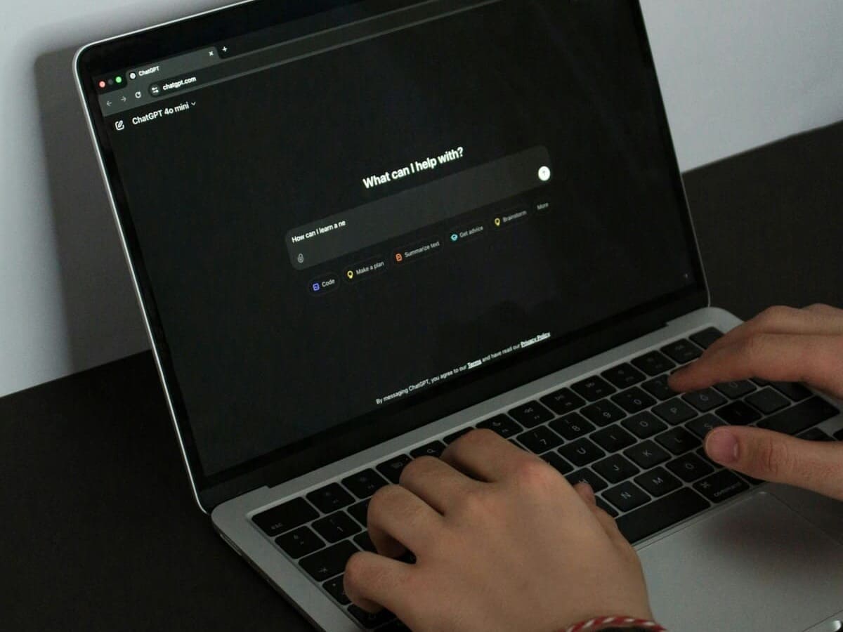 IA generativa en la educación con un chatbot en pantalla