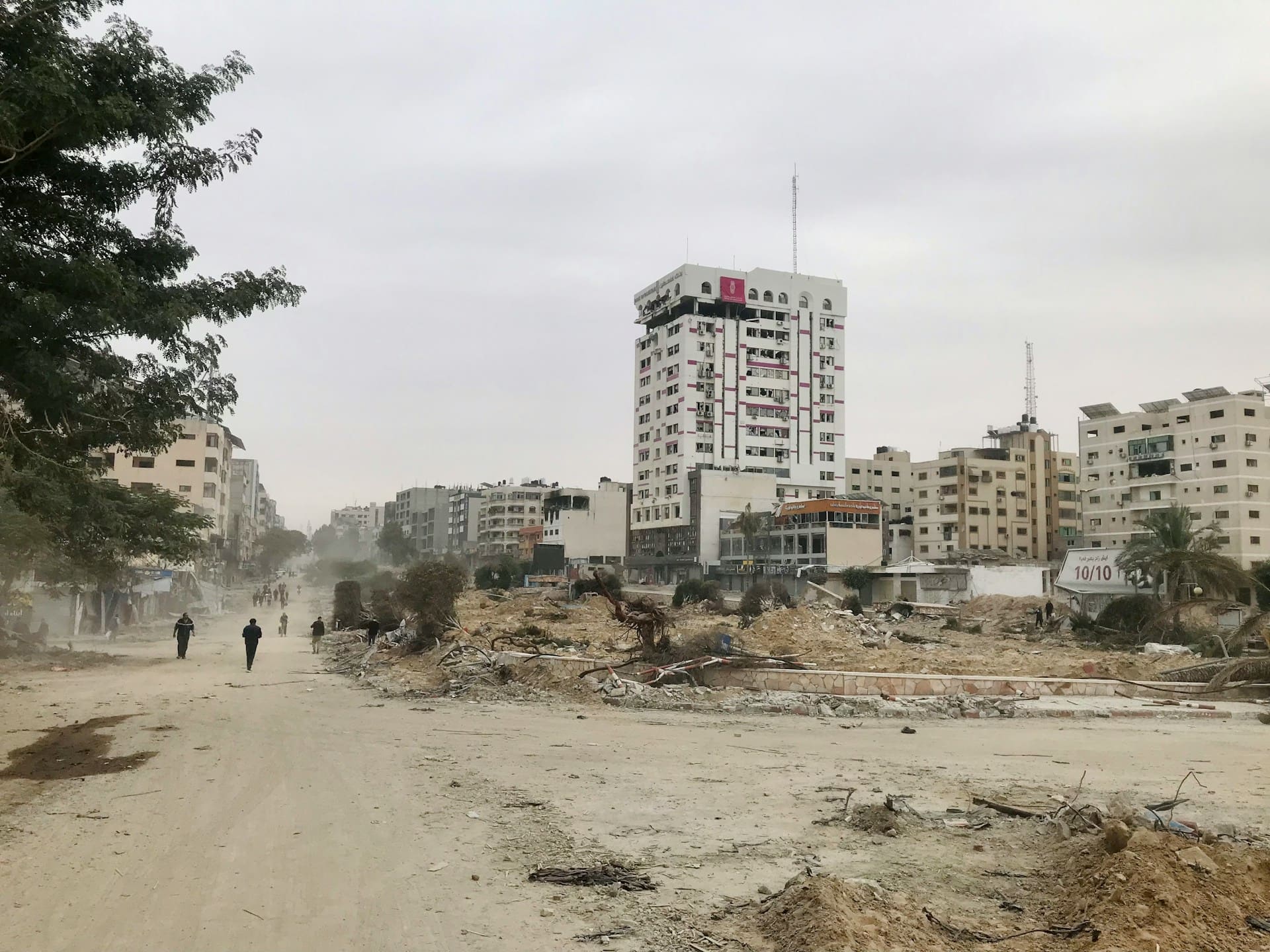 Dos personas caminan en medio de la destrucción de la franja de Gaza.