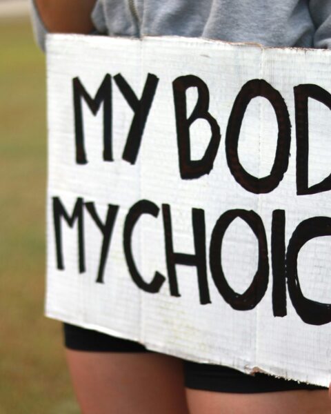 Mujer con cartel que dice My body, my choice