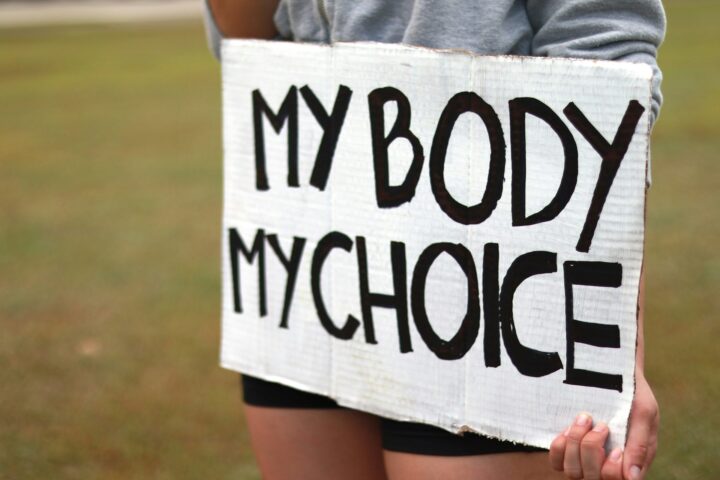 Mujer con cartel que dice My body, my choice