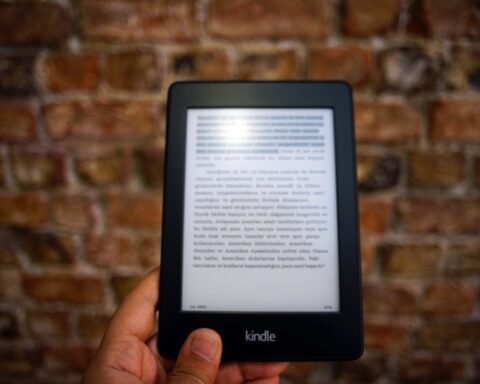 Imagen de kindle sostenido por mano humana