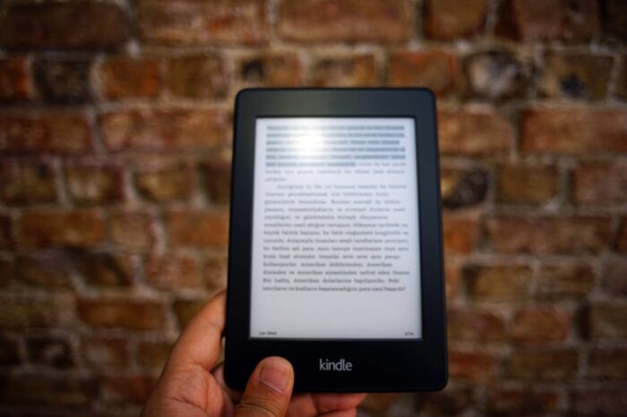 Imagen de kindle sostenido por mano humana