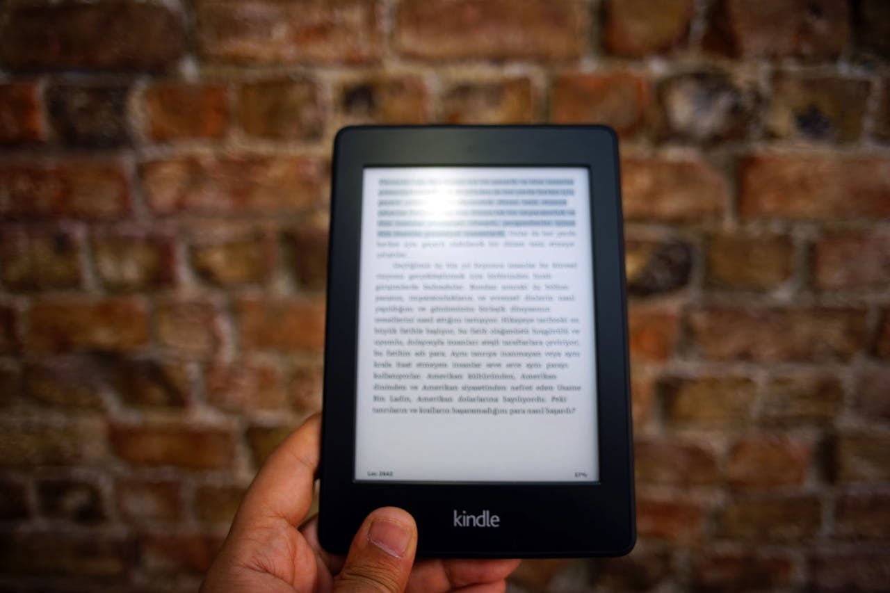 Imagen de kindle sostenido por mano humana