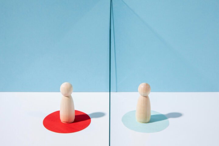 Representación de dos muñecos de madera sobre la capacidad de elección