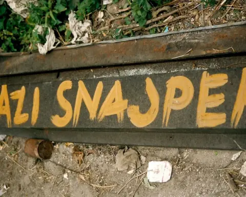 Señal de advertencia “Pazi Snajper” (Cuidado, francotirador) en Sarajevo, julio de 1996.