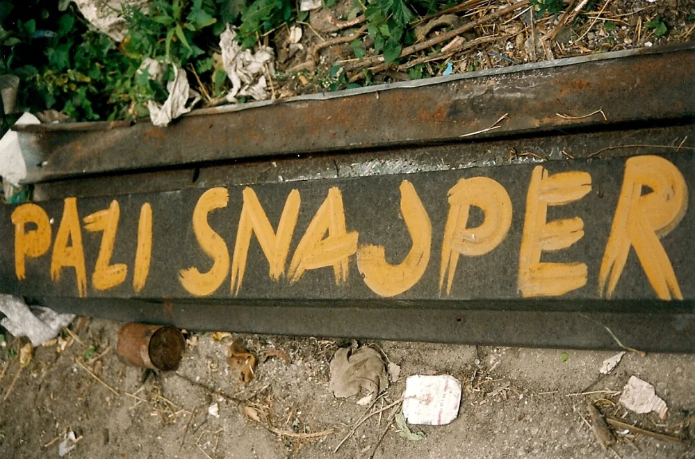 Señal de advertencia “Pazi Snajper” (Cuidado, francotirador) en Sarajevo, julio de 1996.