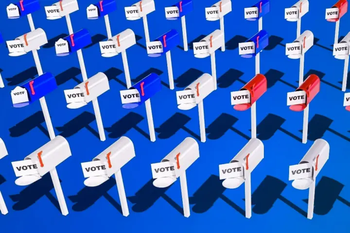 Grupo de buzones con avisos para votar
