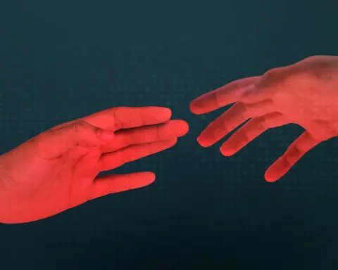 Imagen de dos manos que no llegan a tocarse dejando distancia en el medio
