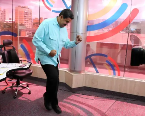 El Presidente de Venezuela Nicolás Maduro, bailando durante su programa de radio en el Palacio Miraflores en Caracas, Venezuela.