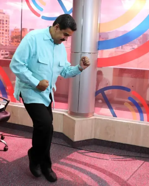 El Presidente de Venezuela Nicolás Maduro, bailando durante su programa de radio en el Palacio Miraflores en Caracas, Venezuela.