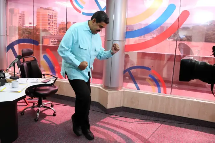 El Presidente de Venezuela Nicolás Maduro, bailando durante su programa de radio en el Palacio Miraflores en Caracas, Venezuela.