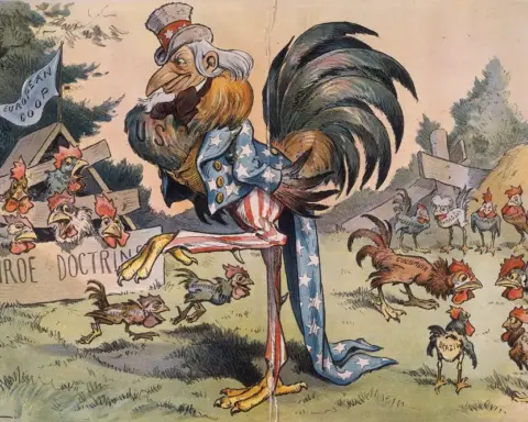 Una caricatura de 1901 muestra al Tío Sam como un gallo que vigila el gallinero de la Doctrina Monroe, con Europa encerrada y los gallos sudamericanos vagando libremente.