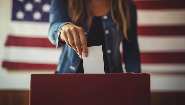 Mujer vota en elecciones de Estados Unidos