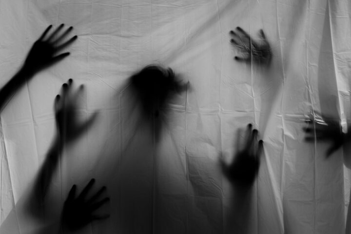 Figuras y sombras detrás de sábana blanca que representan el miedo
