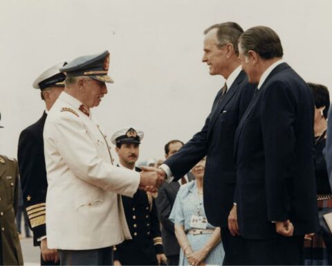 Representación de la política intervencionista estadounidense mediante fotografía de Bush y Pinochet.