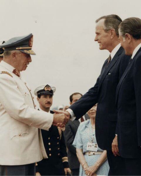 Representación de la política intervencionista estadounidense mediante fotografía de Bush y Pinochet.