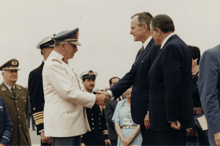 Representación de la política intervencionista estadounidense mediante fotografía de Bush y Pinochet.