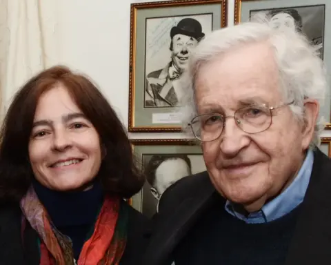 Valéria Wasserman y Noam Chomsky