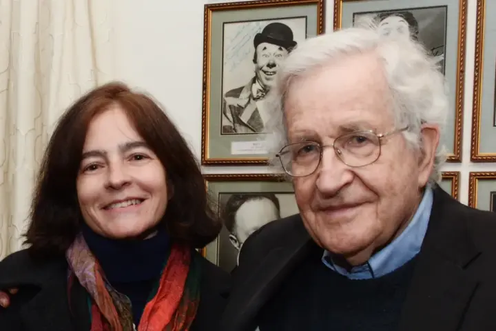 Valéria Wasserman y Noam Chomsky