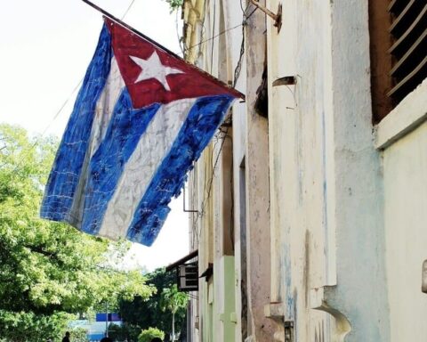 Banderas de Cuba y Estados Unidos en contexto de tensiones diplomáticas y posibles conversaciones bilaterales.