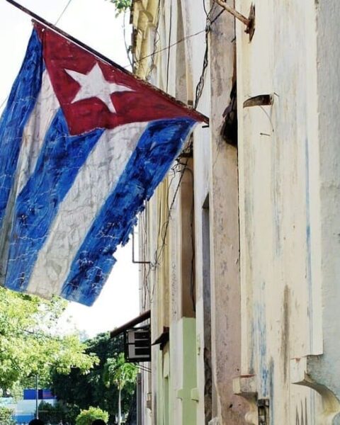 Banderas de Cuba y Estados Unidos en contexto de tensiones diplomáticas y posibles conversaciones bilaterales.