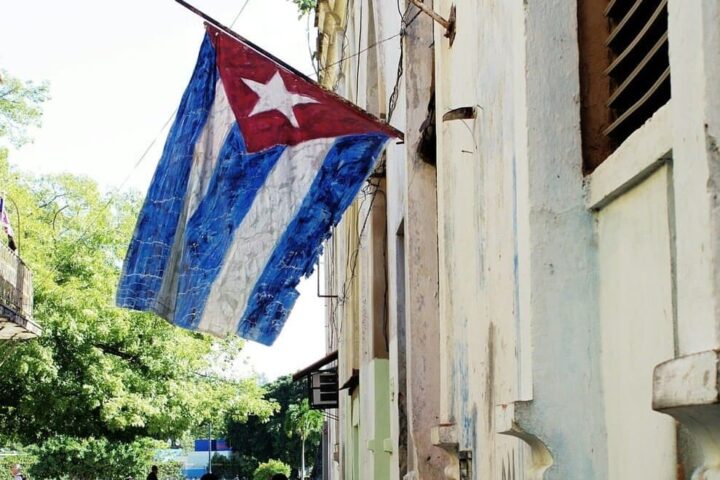 Banderas de Cuba y Estados Unidos en contexto de tensiones diplomáticas y posibles conversaciones bilaterales.