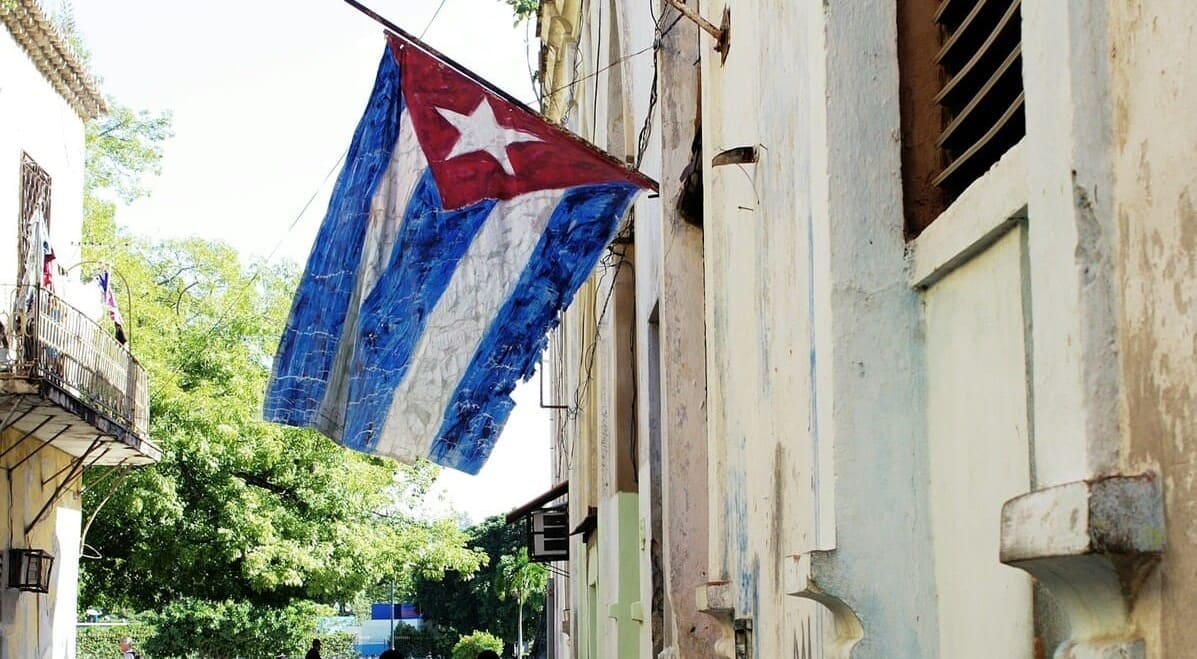 Banderas de Cuba y Estados Unidos en contexto de tensiones diplomáticas y posibles conversaciones bilaterales.