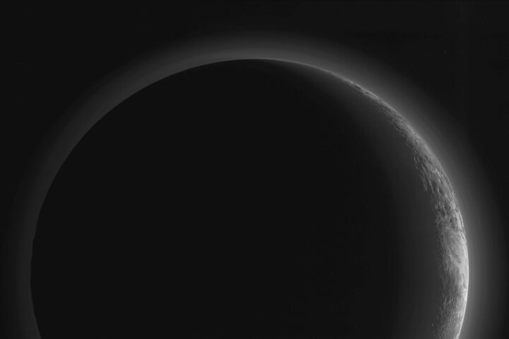 Plutón visto en contraluz por la sonda New Horizons