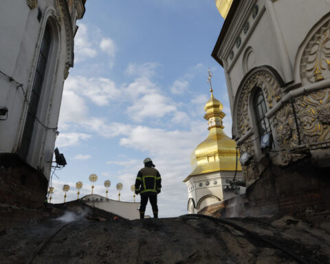 Un rescatador ucraniano trabaja en el lugar donde se produjo un ataque ruso contra la Catedral de la Dormición, en la Lavra de Pechersk de Kiev, Ucrania, el 15 de junio de 2026, en medio de la invasión rusa.