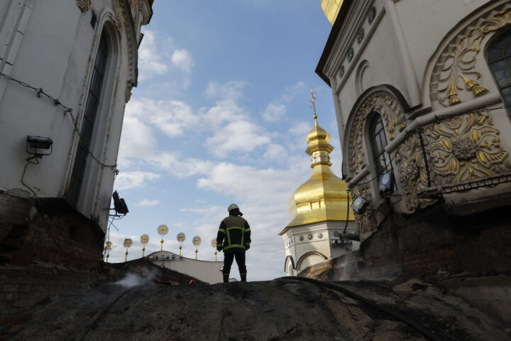 Un rescatador ucraniano trabaja en el lugar donde se produjo un ataque ruso contra la Catedral de la Dormición, en la Lavra de Pechersk de Kiev, Ucrania, el 15 de junio de 2026, en medio de la invasión rusa.