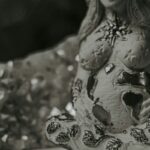 Escultura de mujer embarazada, símbolo de la maternidad ignorada por la filosofía.