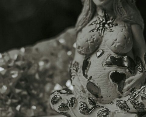 Escultura de mujer embarazada, símbolo de la maternidad ignorada por la filosofía.